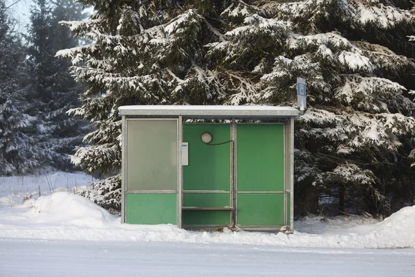 巴士站在冬天的环境中 — 图库照片