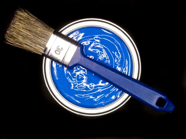 Blue Paint Peut Brosse Haut Sur Fond Noir — Photo