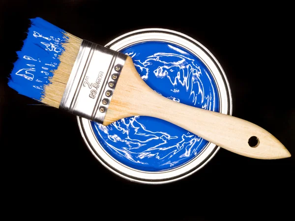 Lata Pintura Azul Pincel Arriba Sobre Fondo Negro —  Fotos de Stock