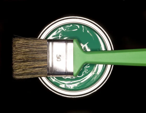 緑のペンキ缶と黒の背景に上からブラシ — ストック写真