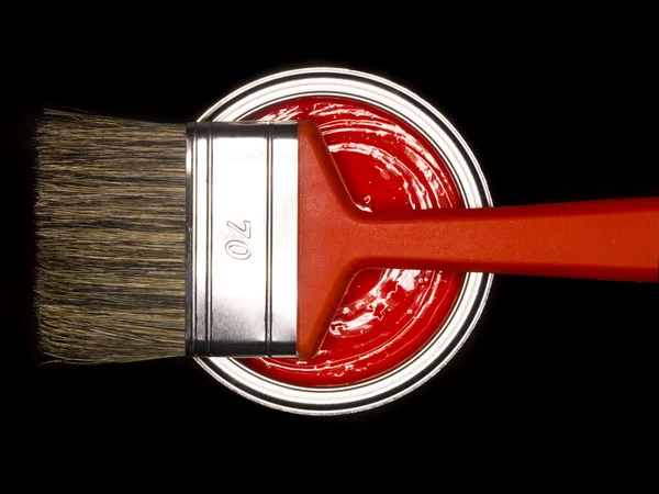 Lata Pintura Roja Pincel Arriba Sobre Fondo Negro —  Fotos de Stock