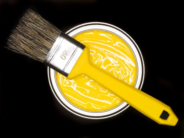 Lata Pintura Amarilla Pincel Arriba Sobre Fondo Negro —  Fotos de Stock
