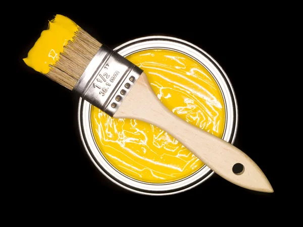 Lata Pintura Amarilla Pincel Arriba Sobre Fondo Negro —  Fotos de Stock