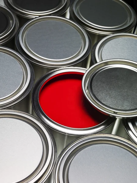 油漆罐提供打开一个红色可以完整帧 — 图库照片
