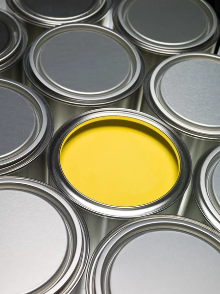 Farbdosen Voller Rahmen Mit Einer Gelben Dose Geöffnet — Stockfoto