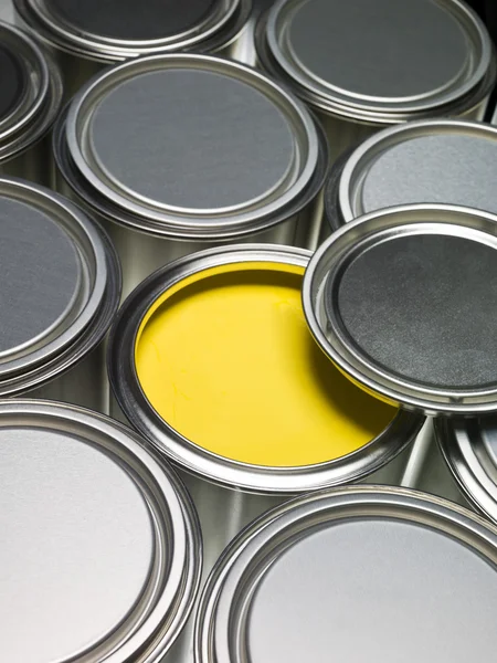 油漆罐全框架提供一个黄色的可以打开 — 图库照片