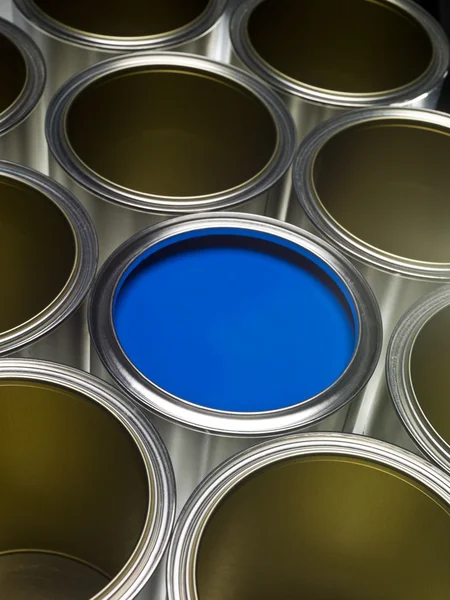 油漆罐完整的图文框与其中的一个蓝色的油漆 — 图库照片