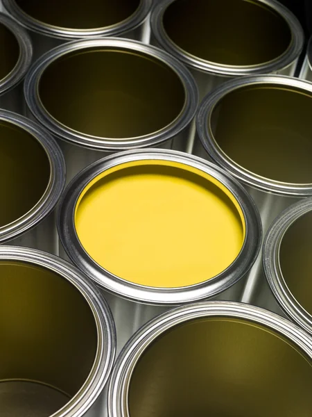 油漆罐完整的图文框与黄色涂料在他们其中之一 — 图库照片