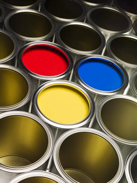 Vollrahmen Von Farbdosen Mit Roter Gelber Und Blauer Farbe — Stockfoto