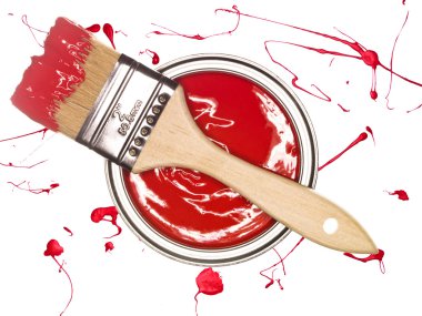 benekli bir arka plan üzerinde kırmızı paintcan ve yukarıdaki fırça izole