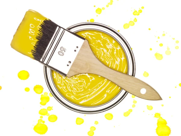 Lata de tinta amarela com escova — Fotografia de Stock