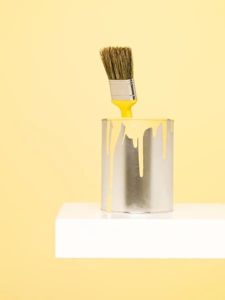 Żółty paintcan i szczotki — Zdjęcie stockowe