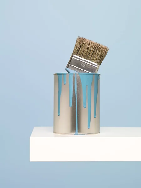 Pinsel Und Farbe Auf Blauem Hintergrund — Stockfoto