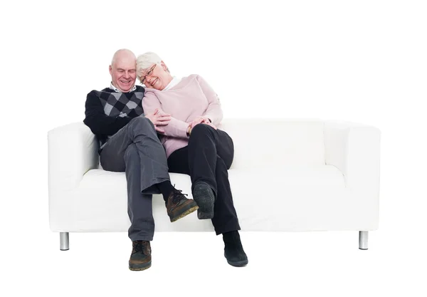 ソファでそれ以上の年齢のカップル — ストック写真