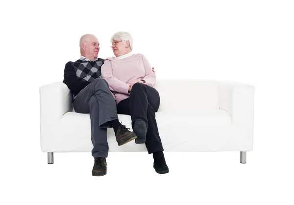 Coppia più anziana in un divano — Foto Stock