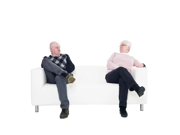 Старшая пара на диване — стоковое фото