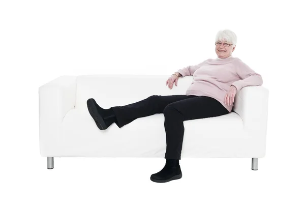 Mulher mais velha em um sofá — Fotografia de Stock