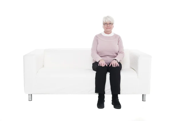 Пожилая женщина на диване — стоковое фото