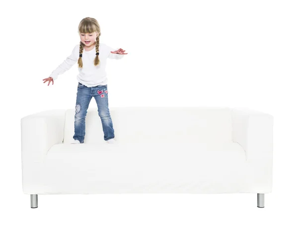 Ung flicka i en soffa — Stockfoto