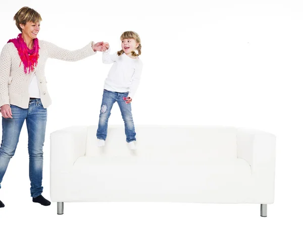 Mädchen und Mutter im Sofa — Stockfoto
