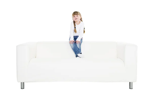 Ung flicka i en soffa — Stockfoto