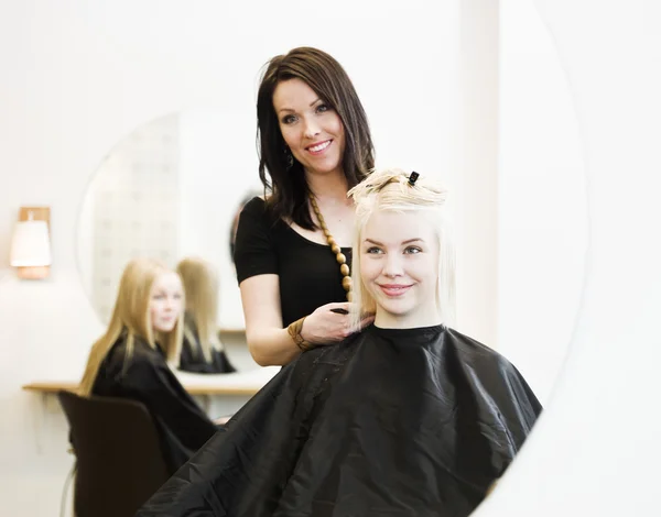 Hairdresser and customer — Stock Photo, Image