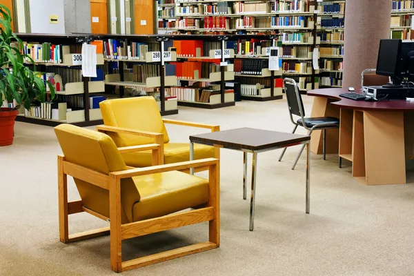Biblioteca universitaria sedie gialle — Foto Stock