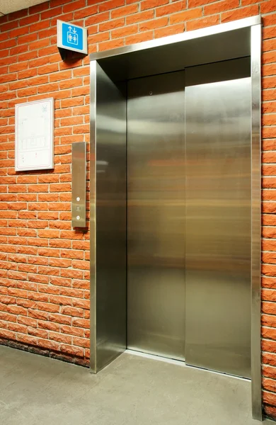 Вертикальный стальной лифт — стоковое фото