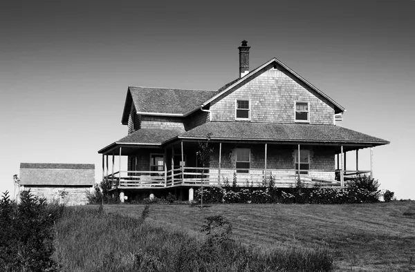 Black and white of cedar shingle house — Stock Photo, Image