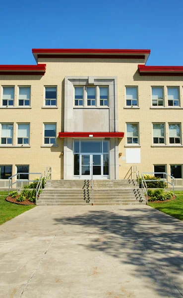 Вертикальный вход в школу — стоковое фото