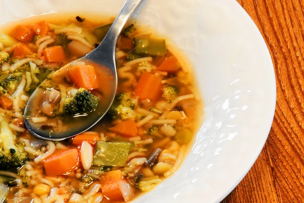 Sopa de verduras en tazón blanco — Foto de Stock