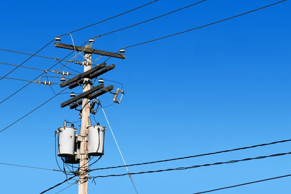 Power line post a modrá obloha — Stock fotografie