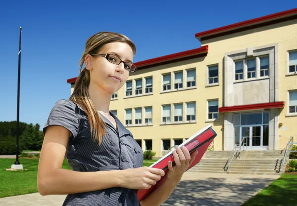 Student in front of school entrance — Stock Photo, Image