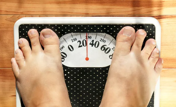 Obese feet on scale — Stock Photo, Image