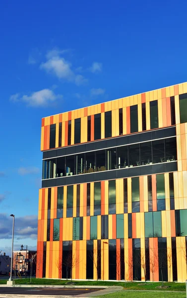 Colordul moderno edificio de oficinas —  Fotos de Stock