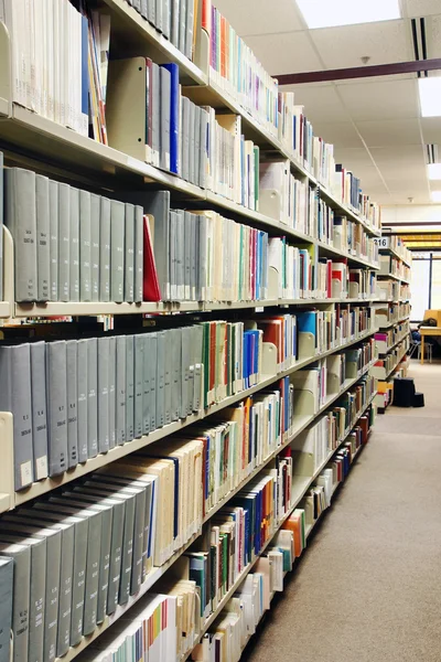 Fileiras de livros cinzentos na biblioteca — Fotografia de Stock