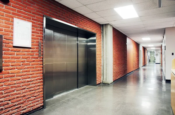 Jedno velké ocelové dveře výtahu — Stock fotografie