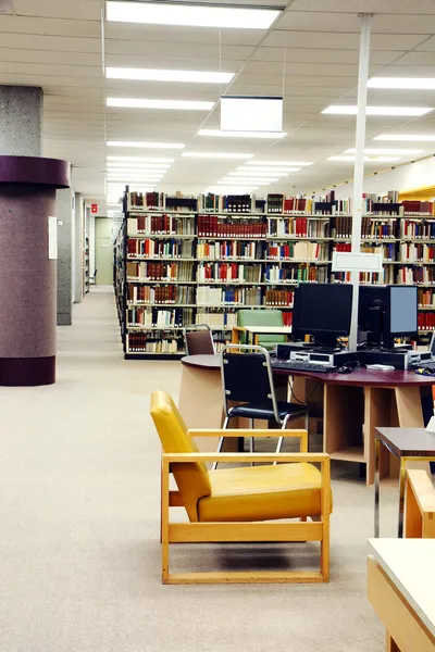 大学图书馆垂直 — 图库照片