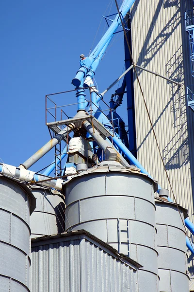 Industria Alimentaria Silos Cereales Grano Con Tubería Vertical Primer Plano — Foto de Stock
