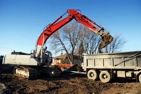 Escavador mecânico e caminhão — Fotografia de Stock