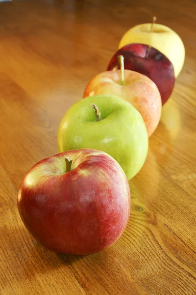 Jablka Všeho Druhu Řadě Kuchyňský Dřevěný Stůl Cortland Granny Smith — Stock fotografie