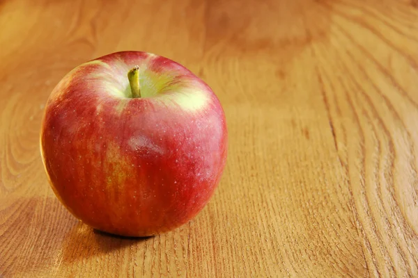 健康食品 木製のテーブルの上の明るい赤コートランド アップル — ストック写真