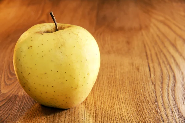 Appel Golden delicious on table — Stock Photo, Image
