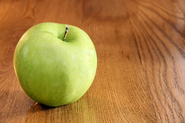 Granny smith jabłko na stole — Zdjęcie stockowe