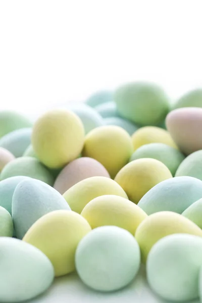 Vysoké Klíčových Vertikální Malé Pastelové Barevné Velikonoční Vajíčko Cukroví Stromeček — Stock fotografie
