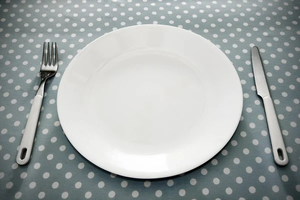 Место установки белая тарелка и серый горошек точка — стоковое фото