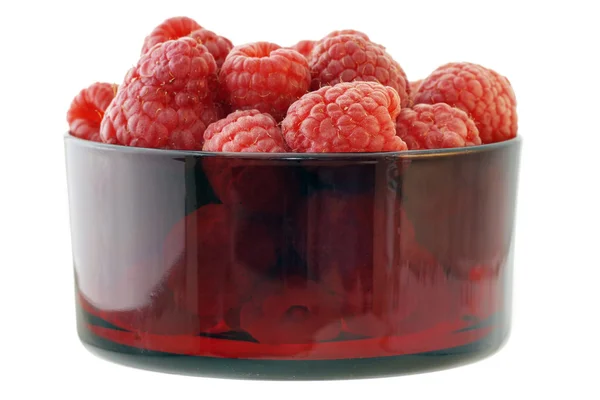 Rasperries i röd glasskål — Stockfoto