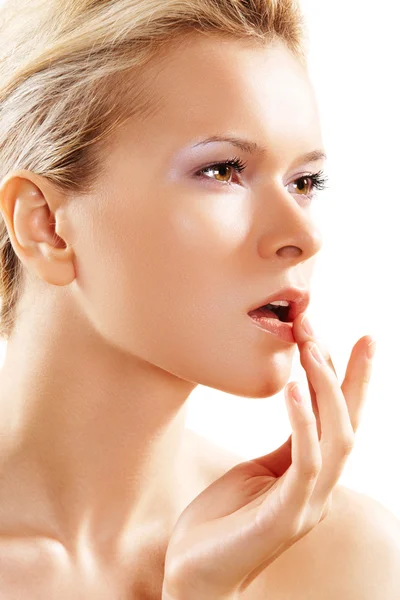 Gesundheit & Hautpflege. schöne Frau, die ihre Lippen berührt — Stockfoto