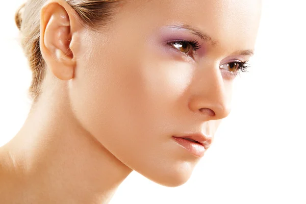 Gesundheit & Schönheit. attraktives, sauberes weibliches Gesicht — Stockfoto