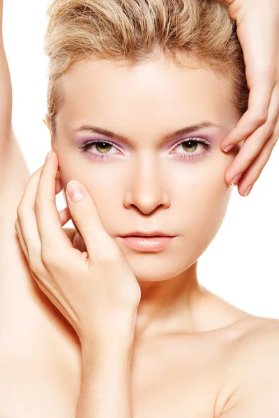 Wellness- & spa. Sensuele model met violet make-up — Stockfoto